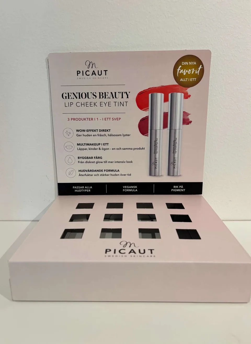 M Picaut Genious Beauty display bakgrunn